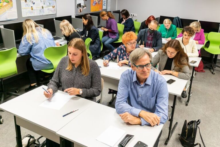 Per mokytojų šventę apsikeitėme vietomis